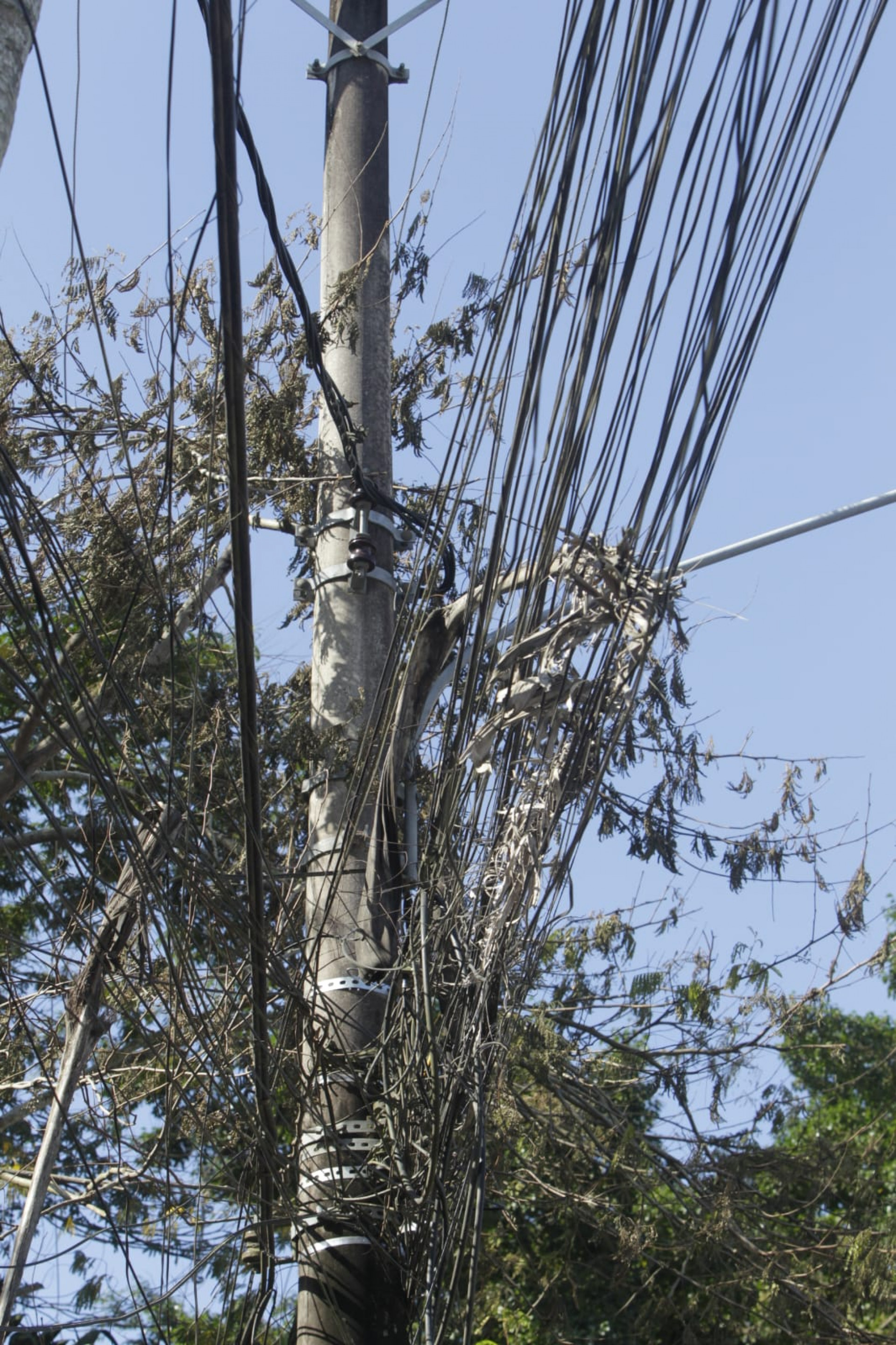 Poste na Rua Jornalista Ary Guanabara, em Itaipu, sofre com constantes desarmes em equipamento - Reginaldo Pimenta / Agência O Dia
