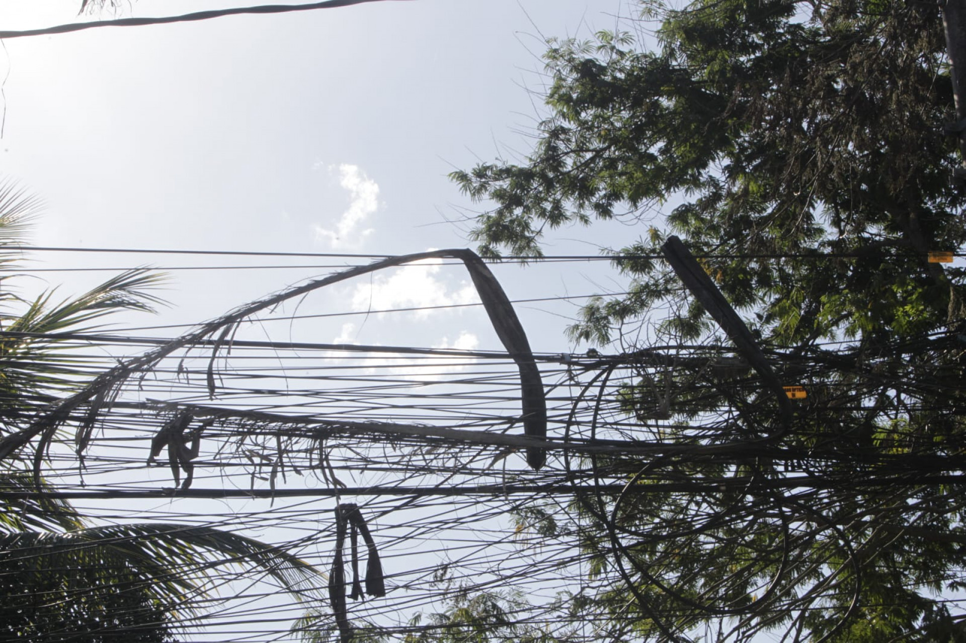 Poste na Rua Jornalista Ary Guanabara, em Itaipu, sofre com constantes desarmes em equipamento - Reginaldo Pimenta / Agência O Dia