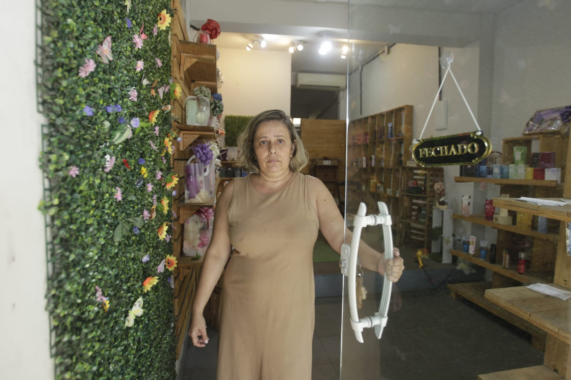 Marcia Cristina Baptista, 52 anos, denuncia que falta de luz na Alameda São Boaventura é constante - Reginaldo Pimenta / Agência O Dia