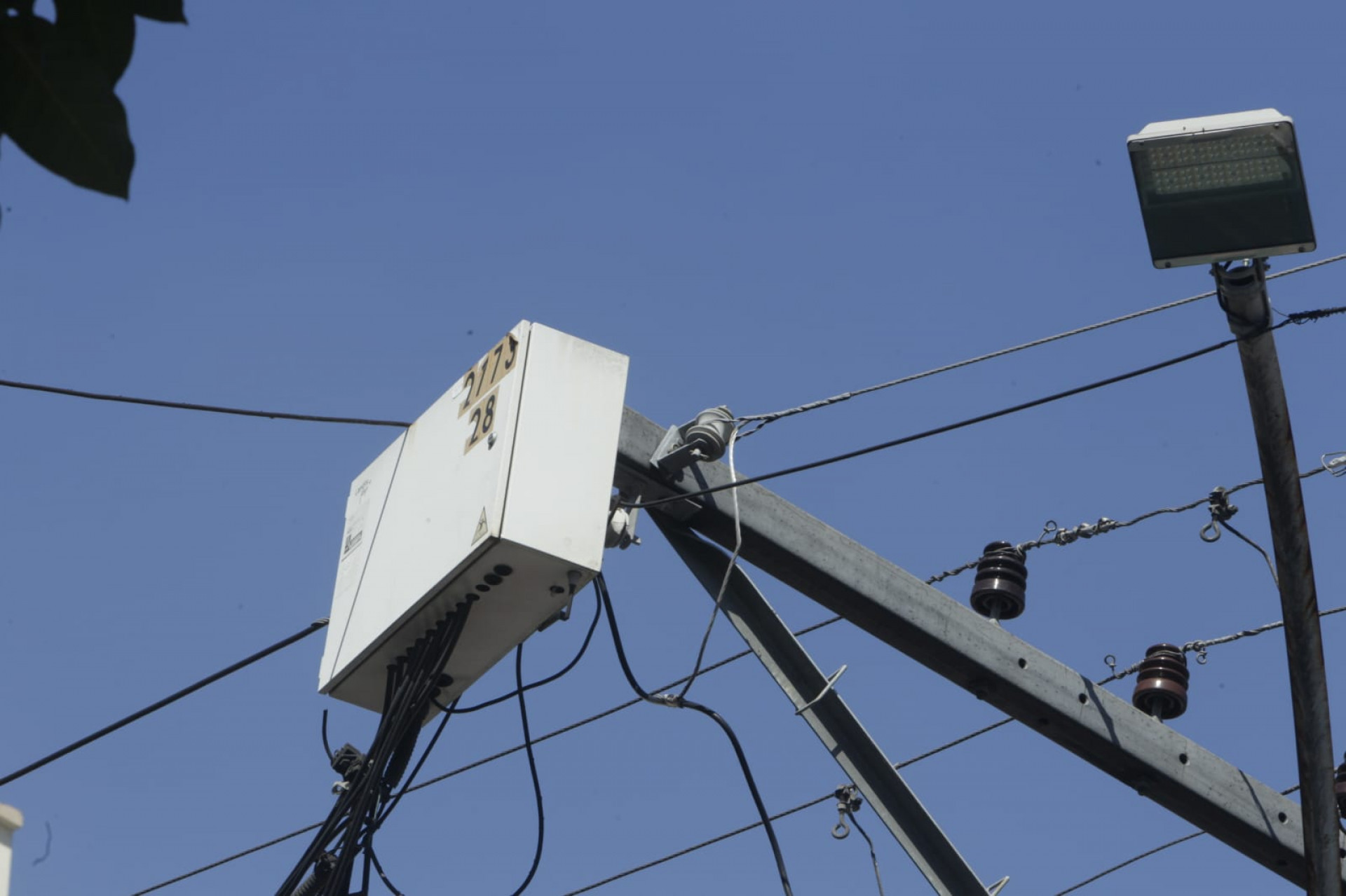 Comerciantes dizem que falta de luz na Alameda São Boaventura poderia ser resolvida com manutenção no poste - Reginaldo Pimenta / Agência O Dia