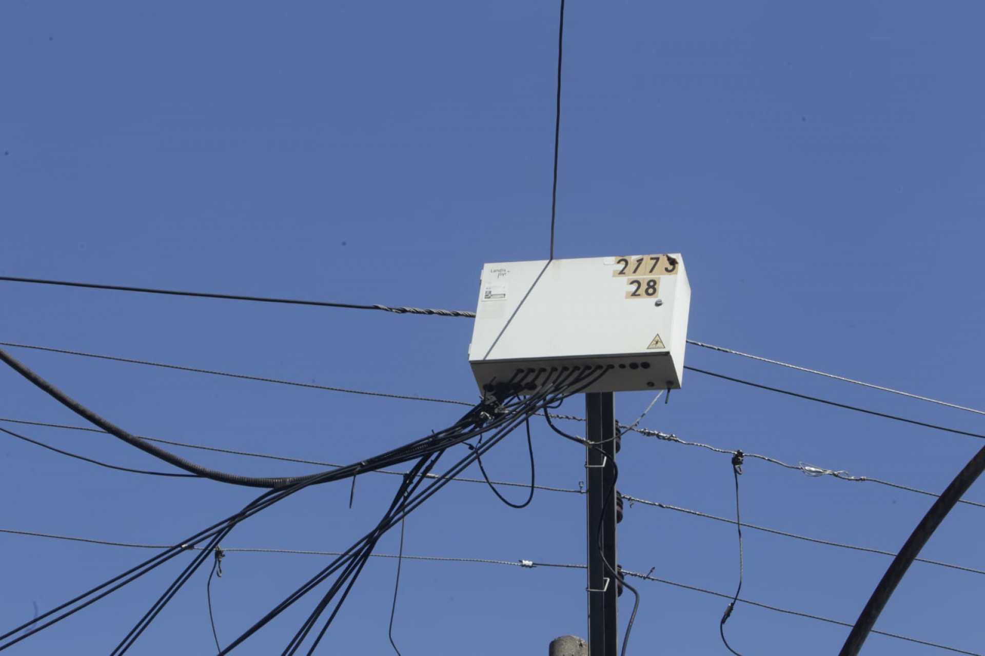 Comerciantes dizem que falta de luz na Alameda São Boaventura poderia ser resolvida com manutenção no poste - Reginaldo Pimenta / Agência O Dia