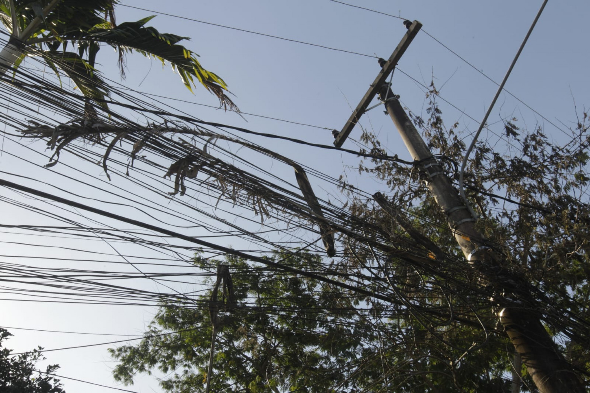 Poste na Rua Jornalista Ary Guanabara, em Itaipu, sofre com constantes desarmes em equipamento - Reginaldo Pimenta / Agência O Dia