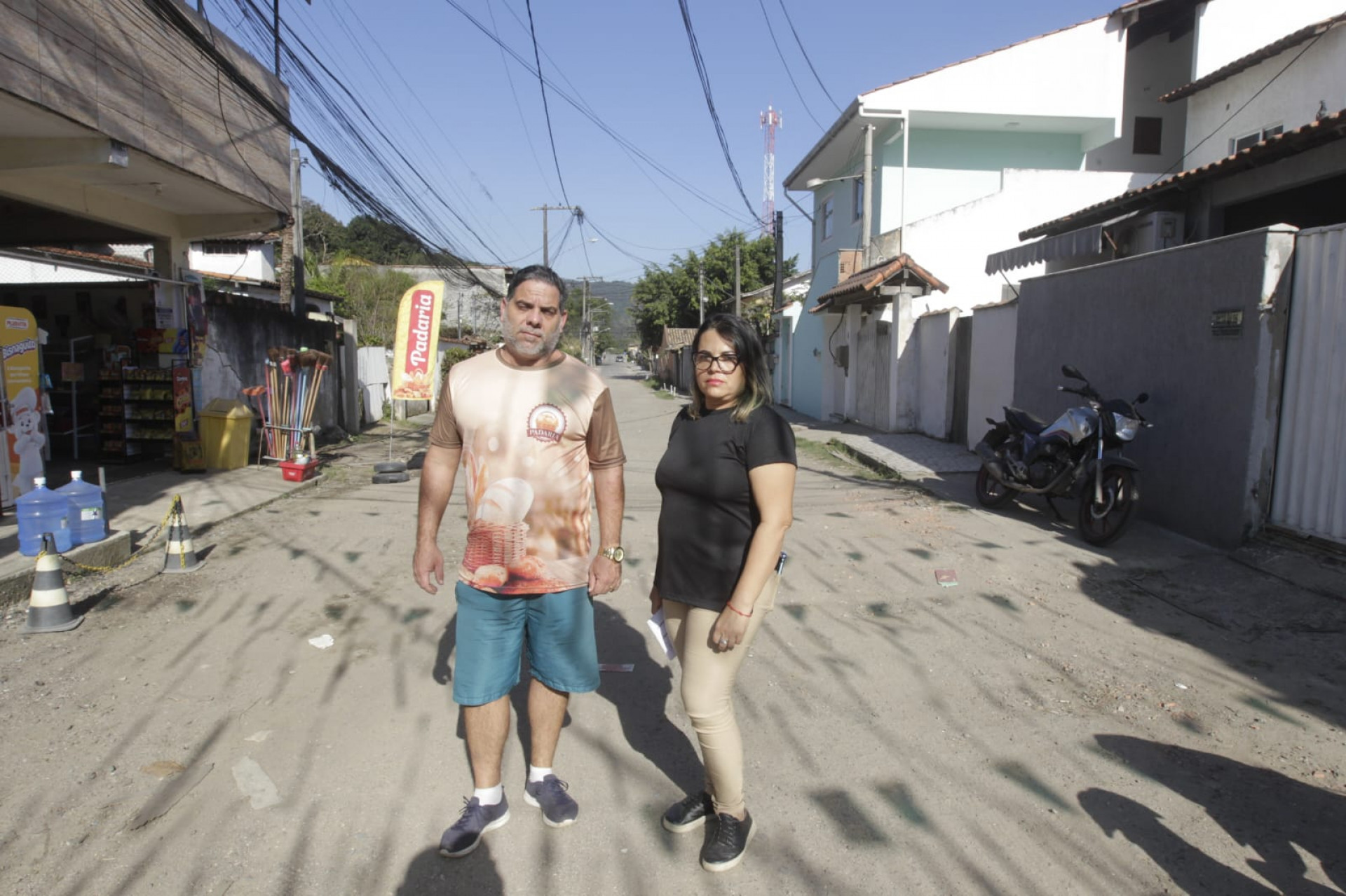Os vizinhos Serpa Neto e Cláudia Botelho denunciam serviço prestado pela Enel em Niterói - Reginaldo Pimenta / Agência O Dia