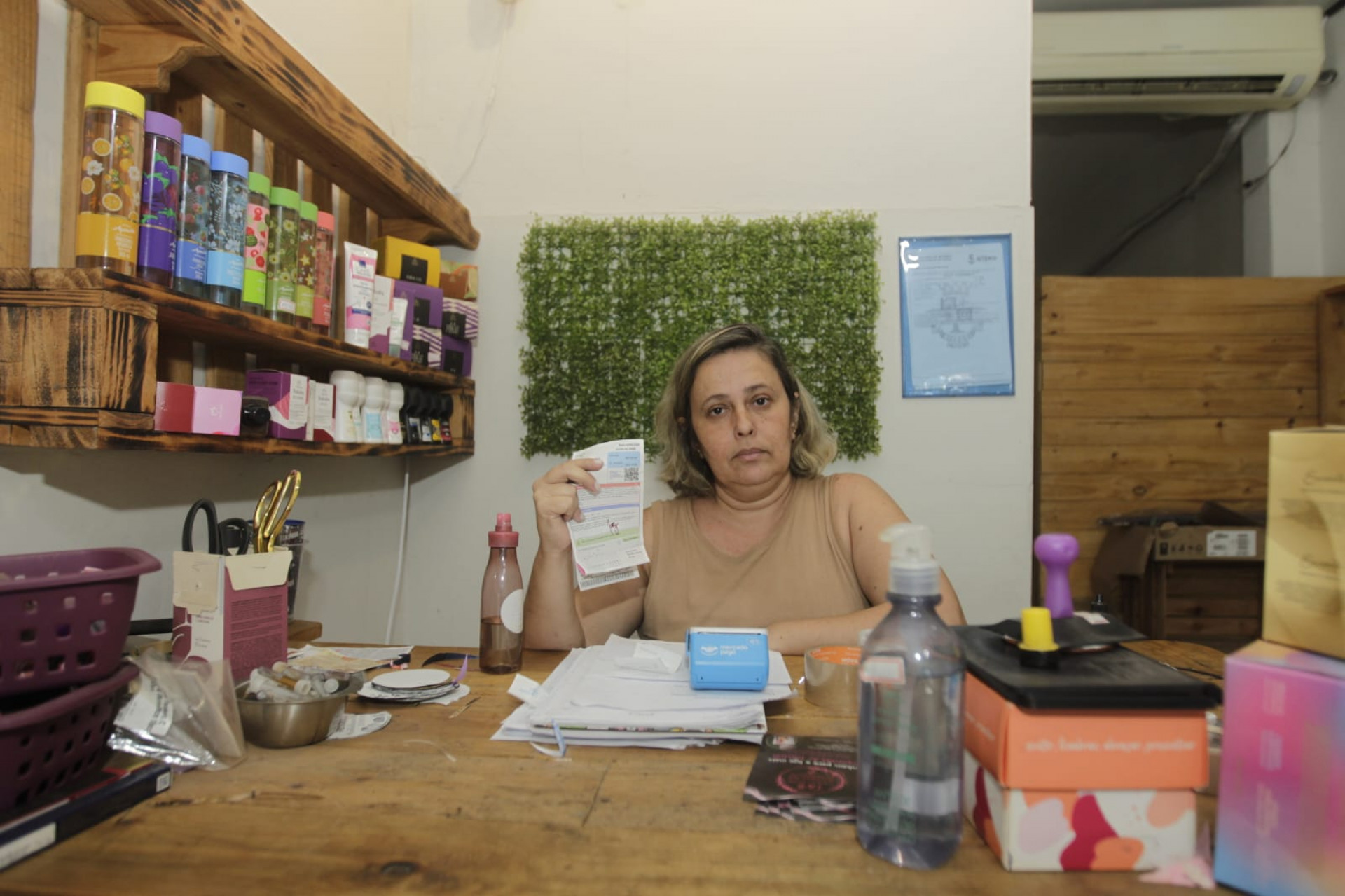 Marcia Cristina Baptista, 52 anos, denuncia que falta de luz na Alameda São Boaventura é constante - Reginaldo Pimenta / Agência O Dia