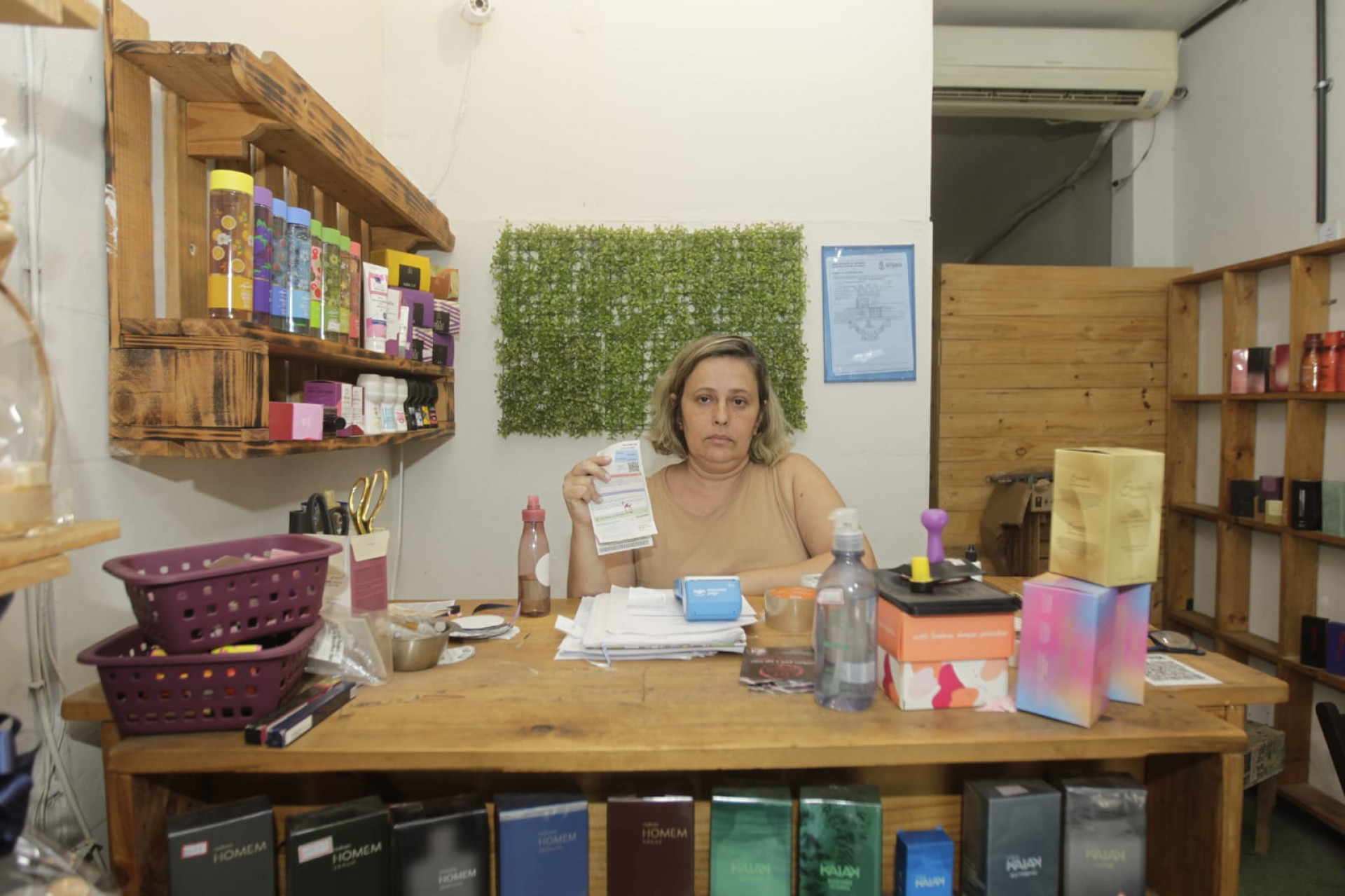 Marcia Cristina Baptista, 52 anos, denuncia que falta de luz na Alameda São Boaventura é constante - Reginaldo Pimenta / Agência O Dia