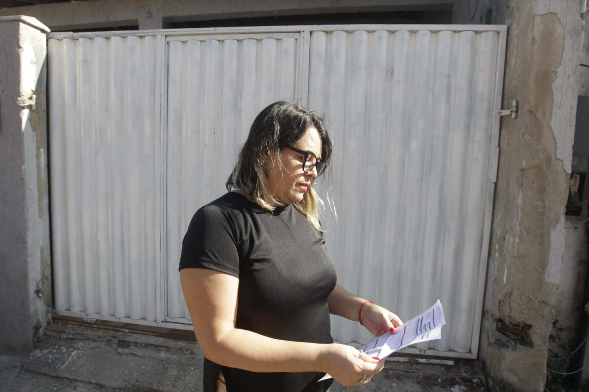 Com a conta de luz em mãos, Claudia Botelho, moradora de Itaipu, denúncia a Enel pelo serviço prestado - Reginaldo Pimenta / Agência O Dia