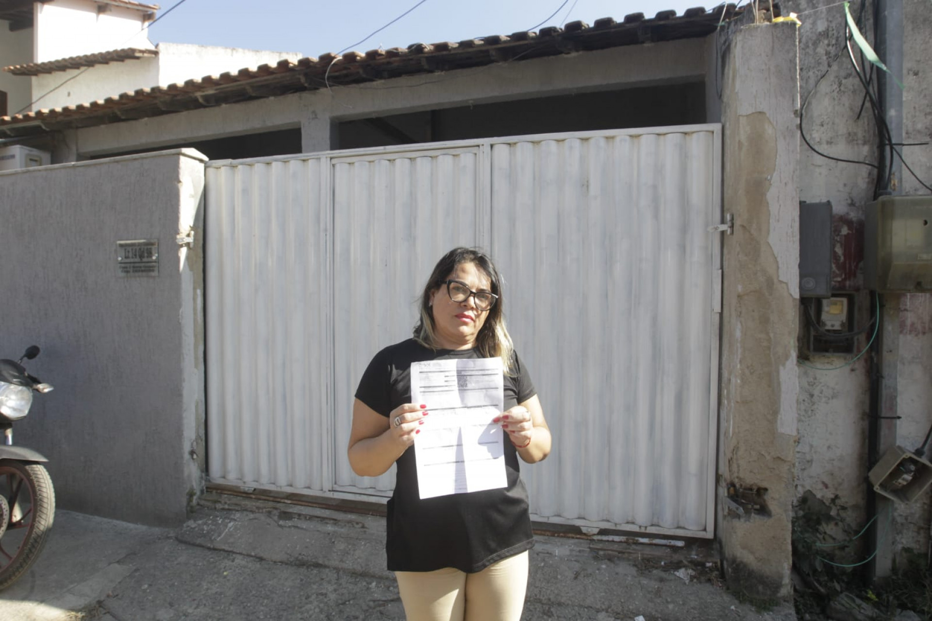 A moradora Claudia Botelho diz que as constantes quedas de luz acontecem há dois anos - Reginaldo Pimenta / Agência O Dia