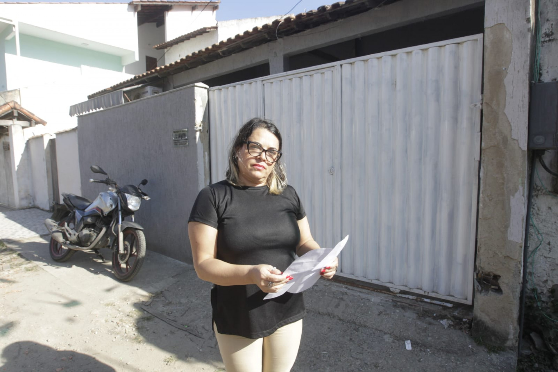 A agente de saúde Claudia Botelho, 47 anos, denúncia constantes quedas de energia em Itaipu, Niterói - Reginaldo Pimenta / Agência O Dia