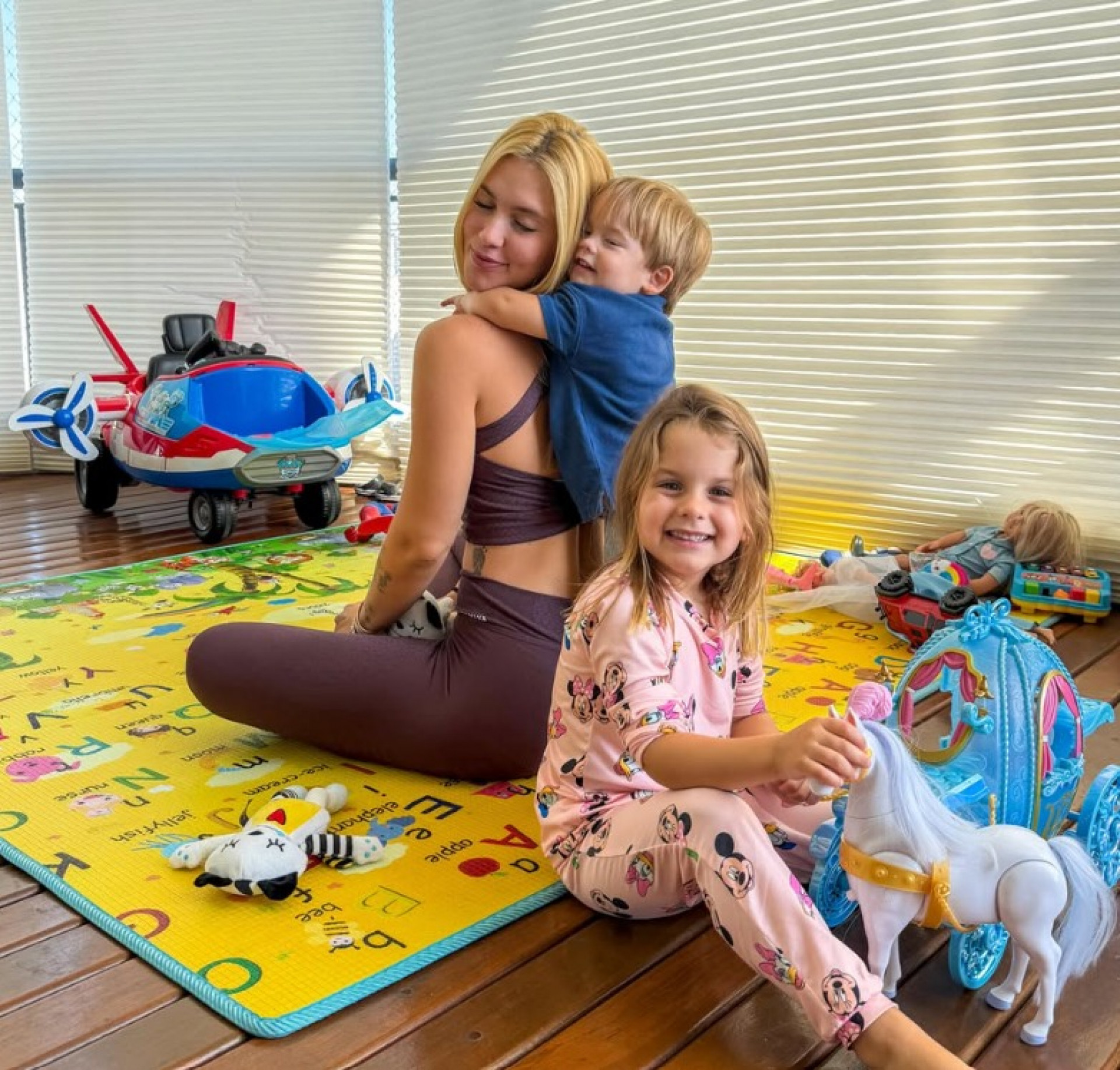 Virginia Fonseca celebrou alta de Maria Flor e Maria Alice com cliques em família - Reprodução / Instagram