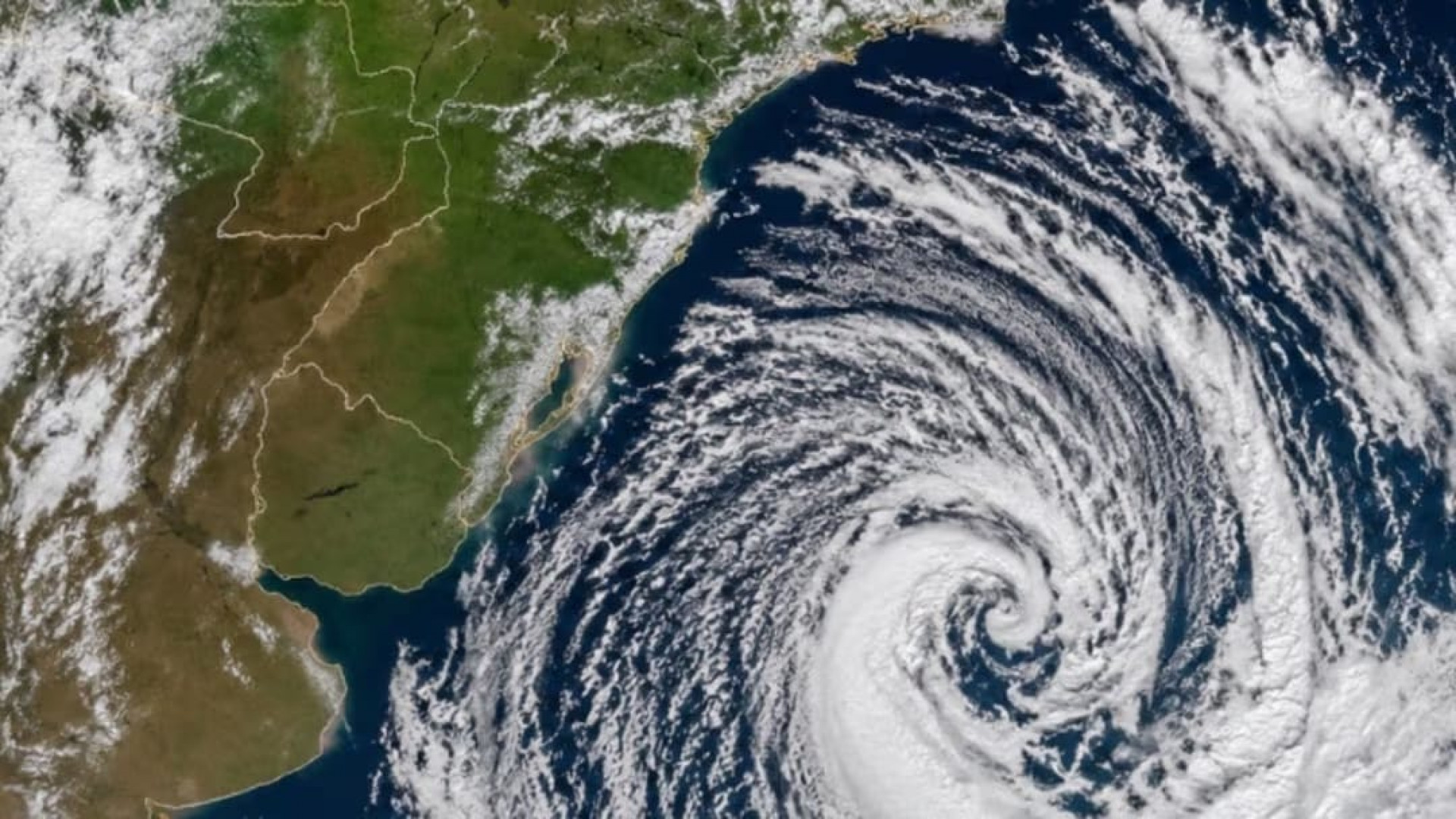 Ciclone-bomba deve provocar rajadas de vento acima de 100 km/h - QTU Questões do Universo