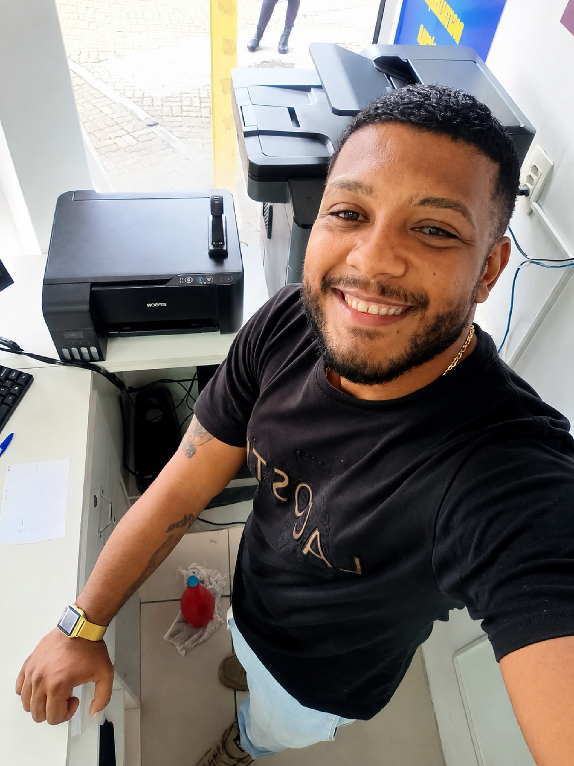 Caio conseguiu emprego ap&oacute;s realizar um curso t&eacute;cnico de administra&ccedil;&atilde;o - Arquivo pessoal