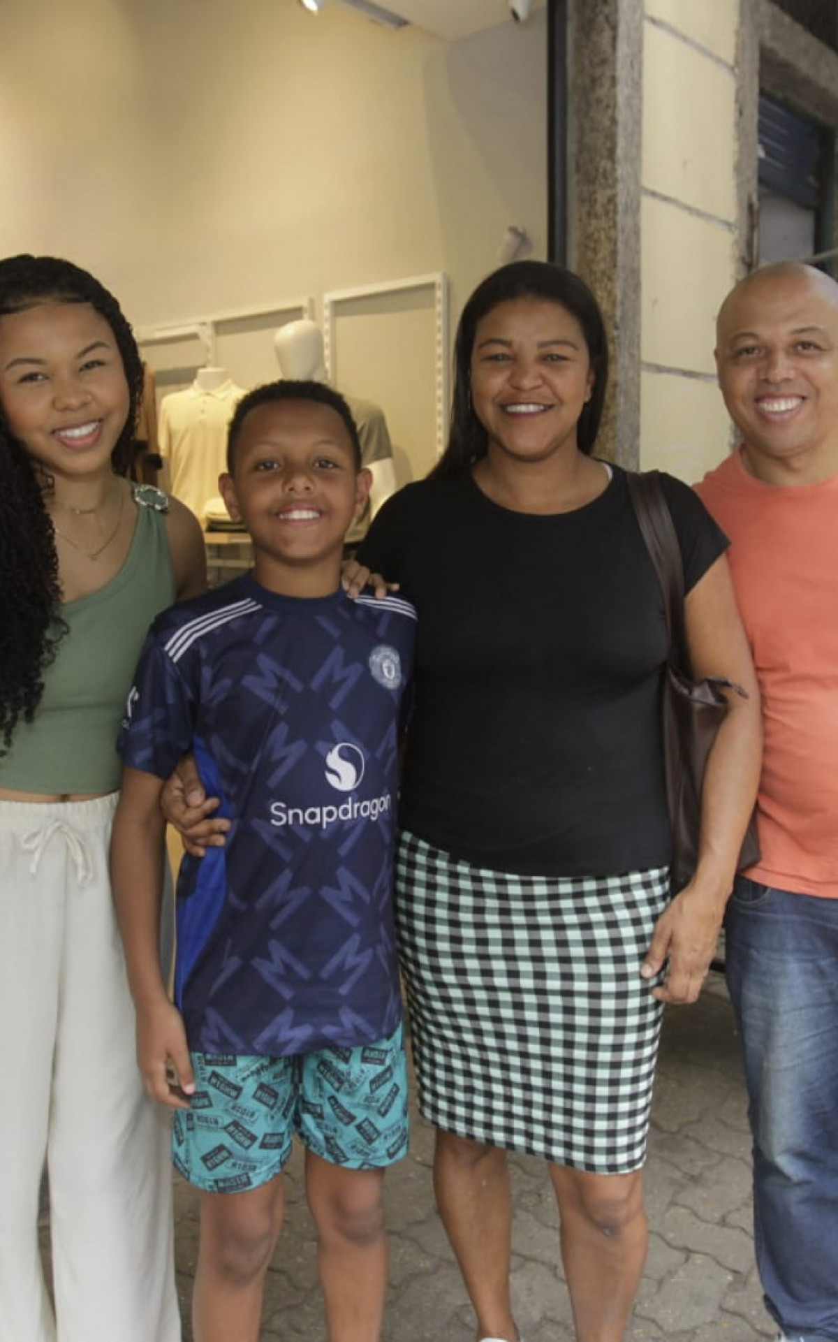 Cristiano Luiz com a esposa e os filhos - Reginaldo Pimenta / Ag&ecirc;ncia O DIA