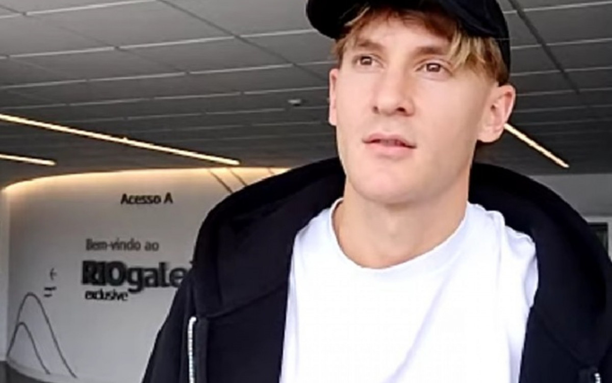 Facundo Colidio desembarca no Aeroporto Tom Jobim/Galeão para se apresentar ao Vasco