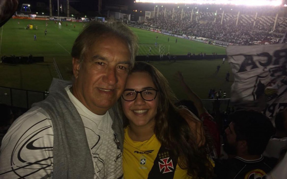 Carlos Baptista e sua neta Paula Lobo, em São Januário