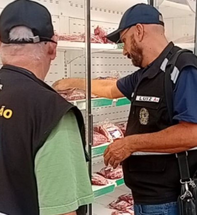 Denúncia sobre carne leva Procon e Vigilância a fiscalizar supermercado em Rio das Ostras