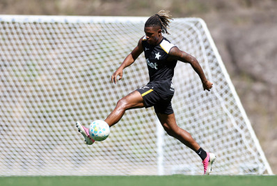 Técnico do Botafogo mostra carinho por Danilo: 'Um bebê de 25 anos'