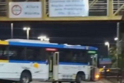Ônibus são usados como barricadas durante operação na Gardênia Azul