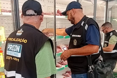 Denúncia sobre carne leva Procon e Vigilância a fiscalizar supermercado em Rio das Ostras