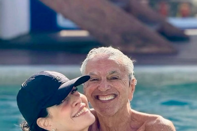 Paula Lavigne celebra 84 anos de Caetano Veloso com beijo no pé