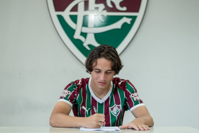 Fluminense renova contrato com promessa da base até 2029