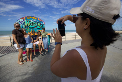 Cadeira gigante transforma Praia dos Cavaleiros em novo cartão-postal de Macaé