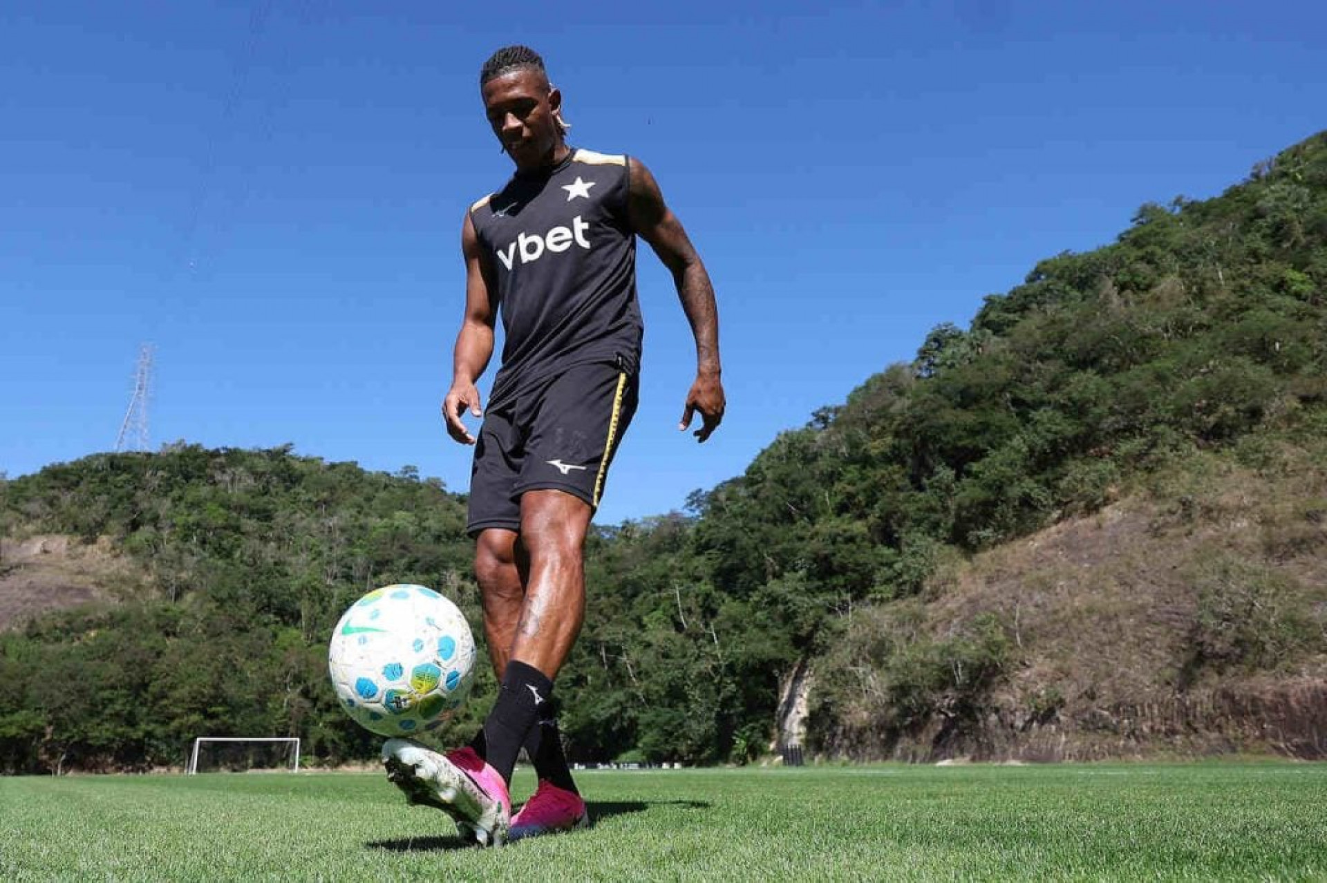 Crystal Palace pode entrar na briga por Danilo, do Botafogo