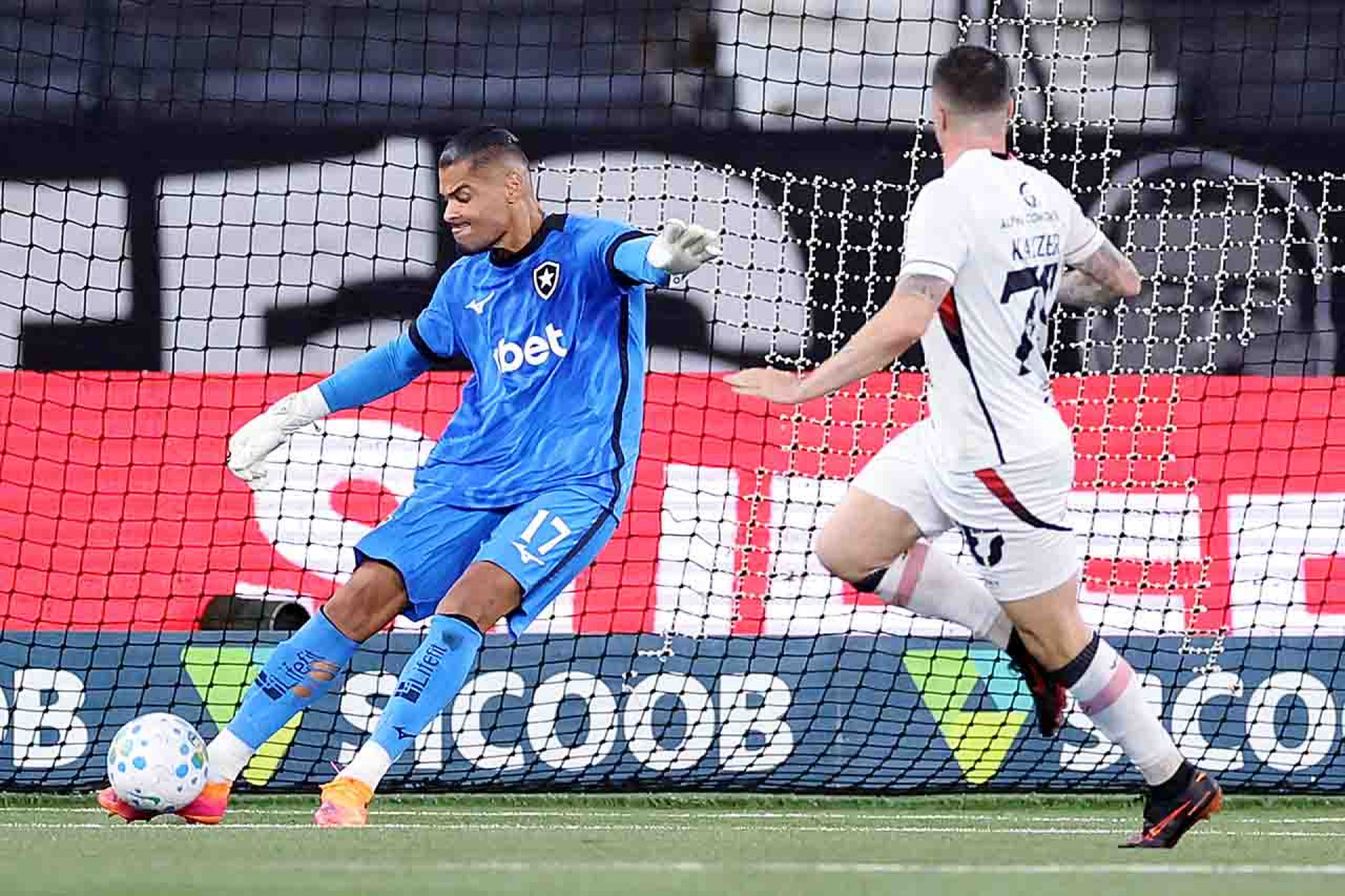 H&aacute; 240 minutos sem levar gol, defesa do Botafogo muda da &aacute;gua para o vinho