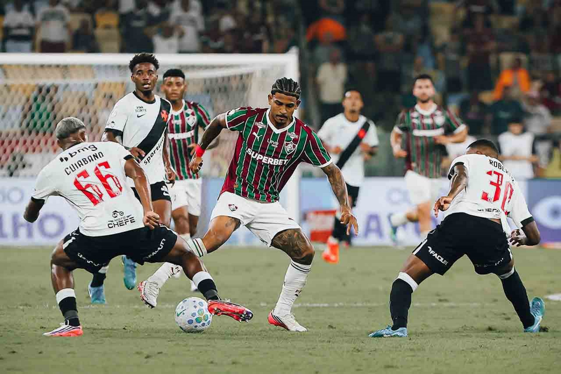 Fluminense anuncia: John Kennedy rompe LCA do joelho direito
