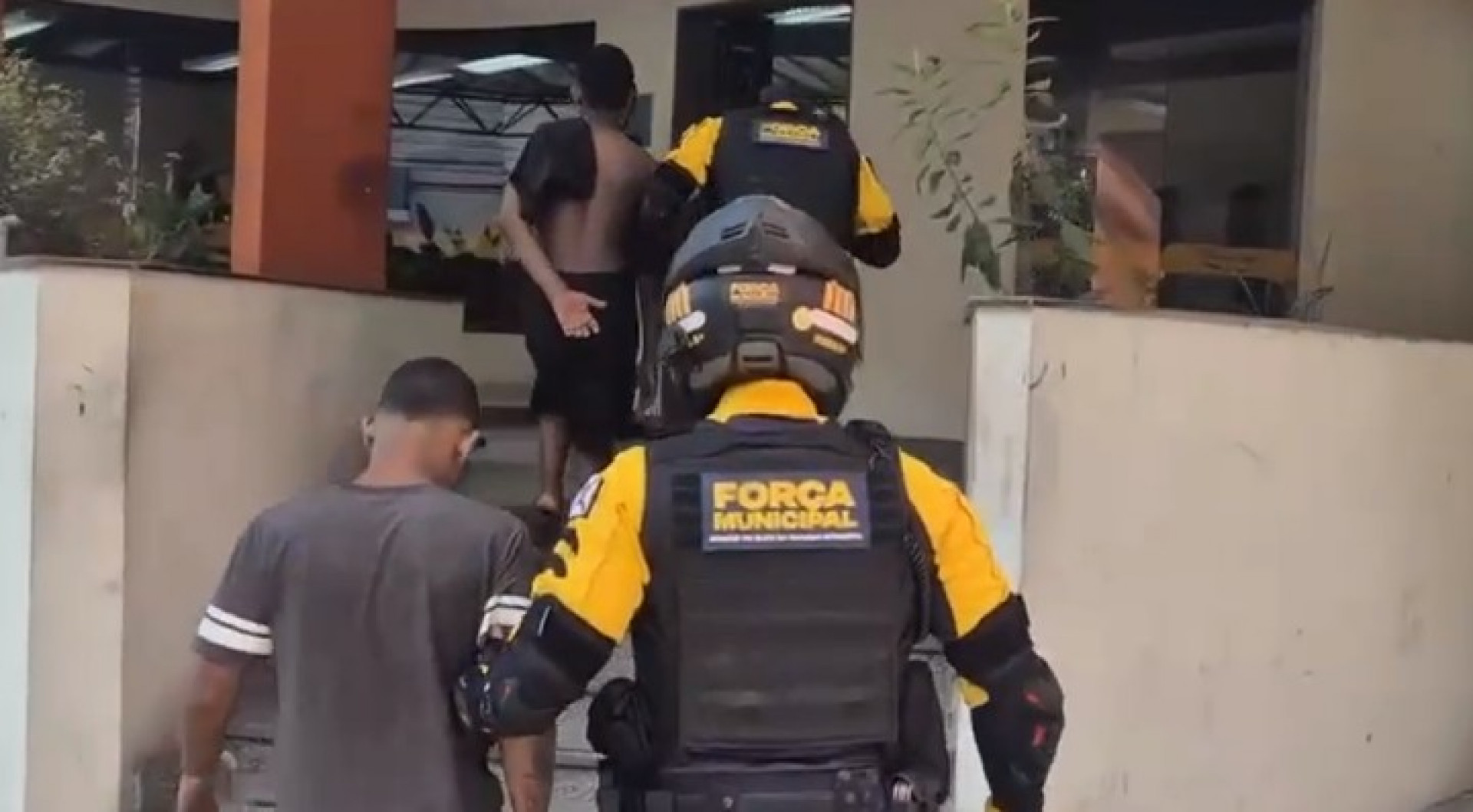 Um homem e dois adolescentes foram conduzidos por ato infracional análogo a roubo - Divulgação / Força Municipal