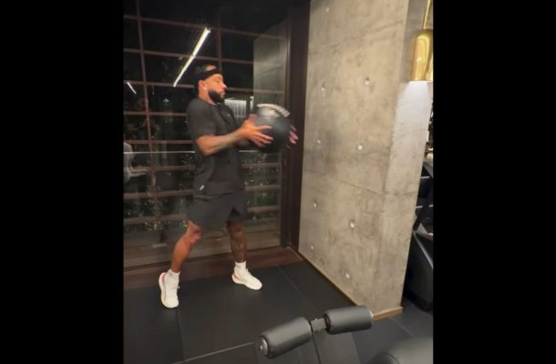 Com renova&ccedil;&atilde;o travada, Memphis Depay treina durante a madrugada