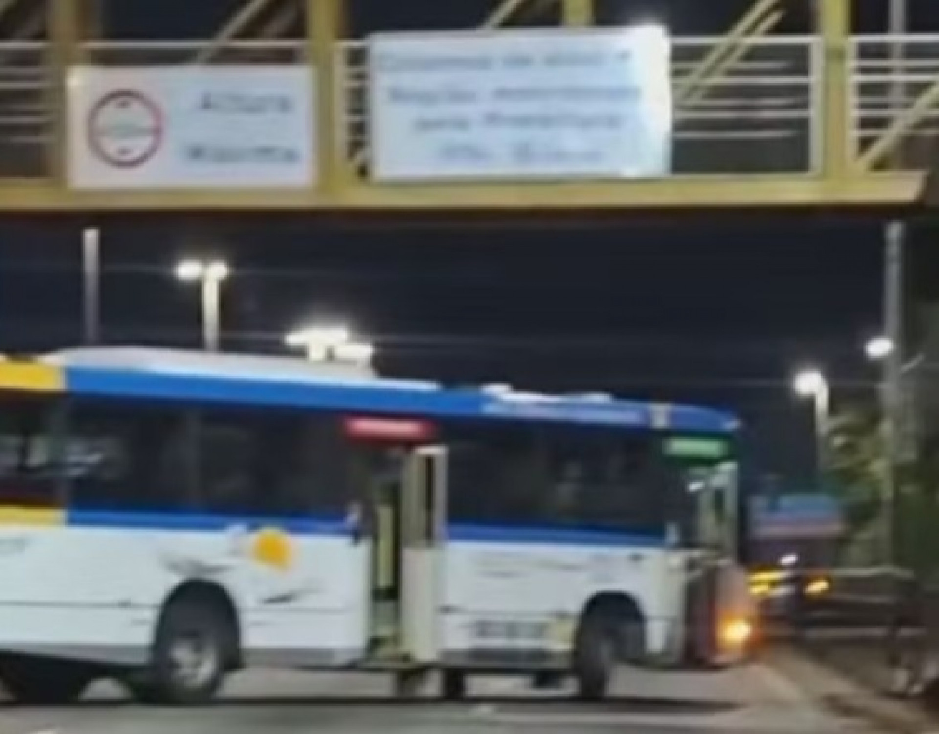 Ônibus foi usado como barricada na Avenida Ayrton Senna, na Gardênia Azul - Reprodução / Redes Sociais