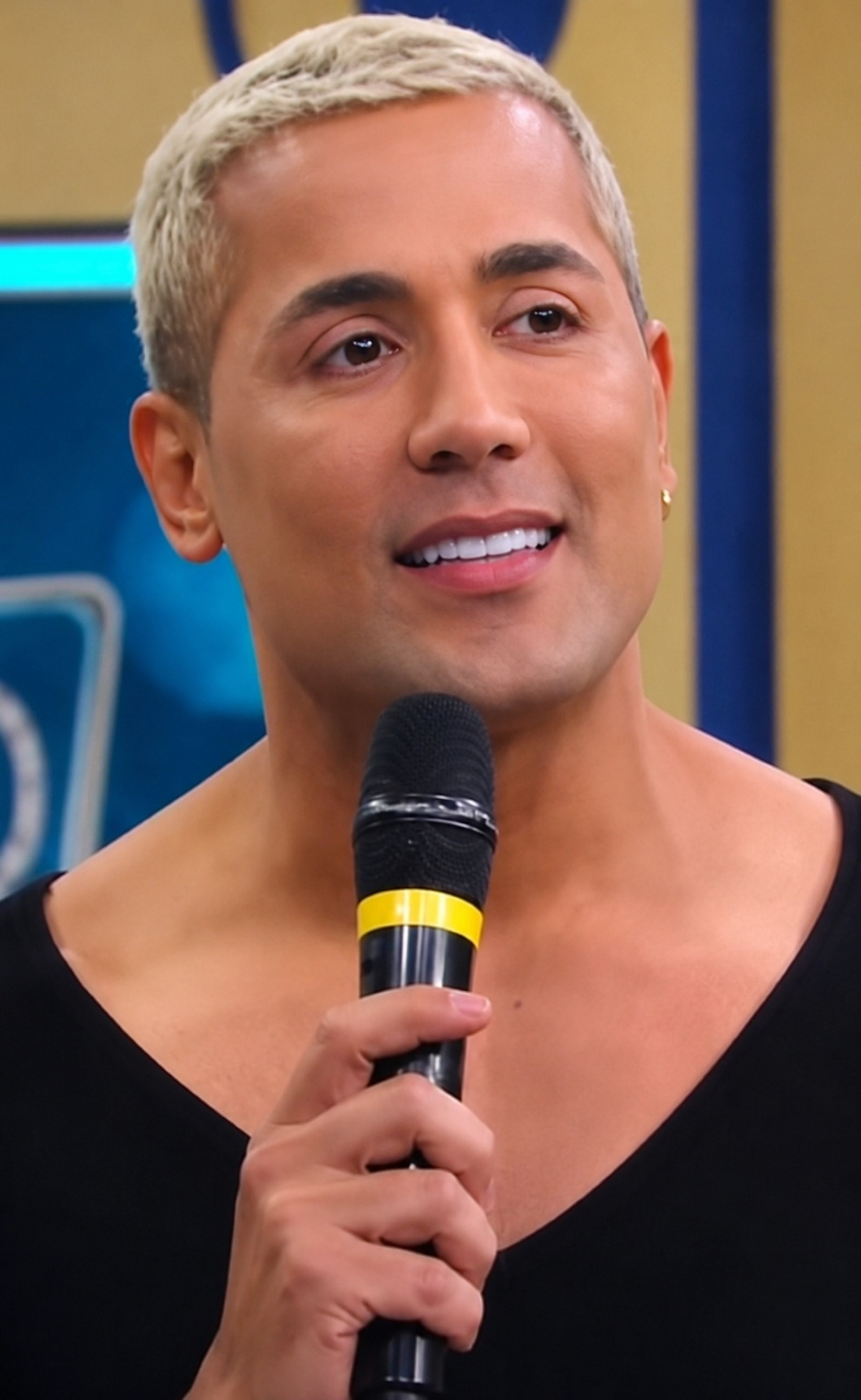 Tiago Piquilo viu uma brincadeira sobre seu novo visual ganhar repercussão muito além do palco do Programa do Ratinho