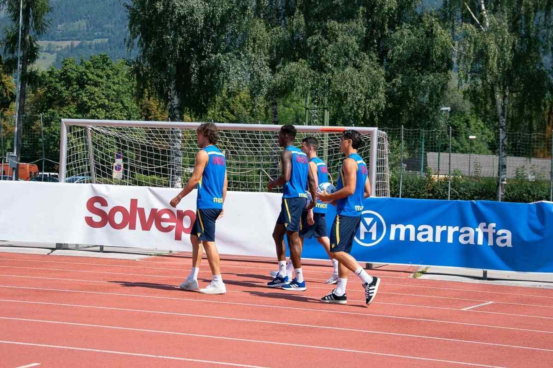 Tr&ecirc;s times, um jogo: Barcelona participa de amistoso com formato inusitado