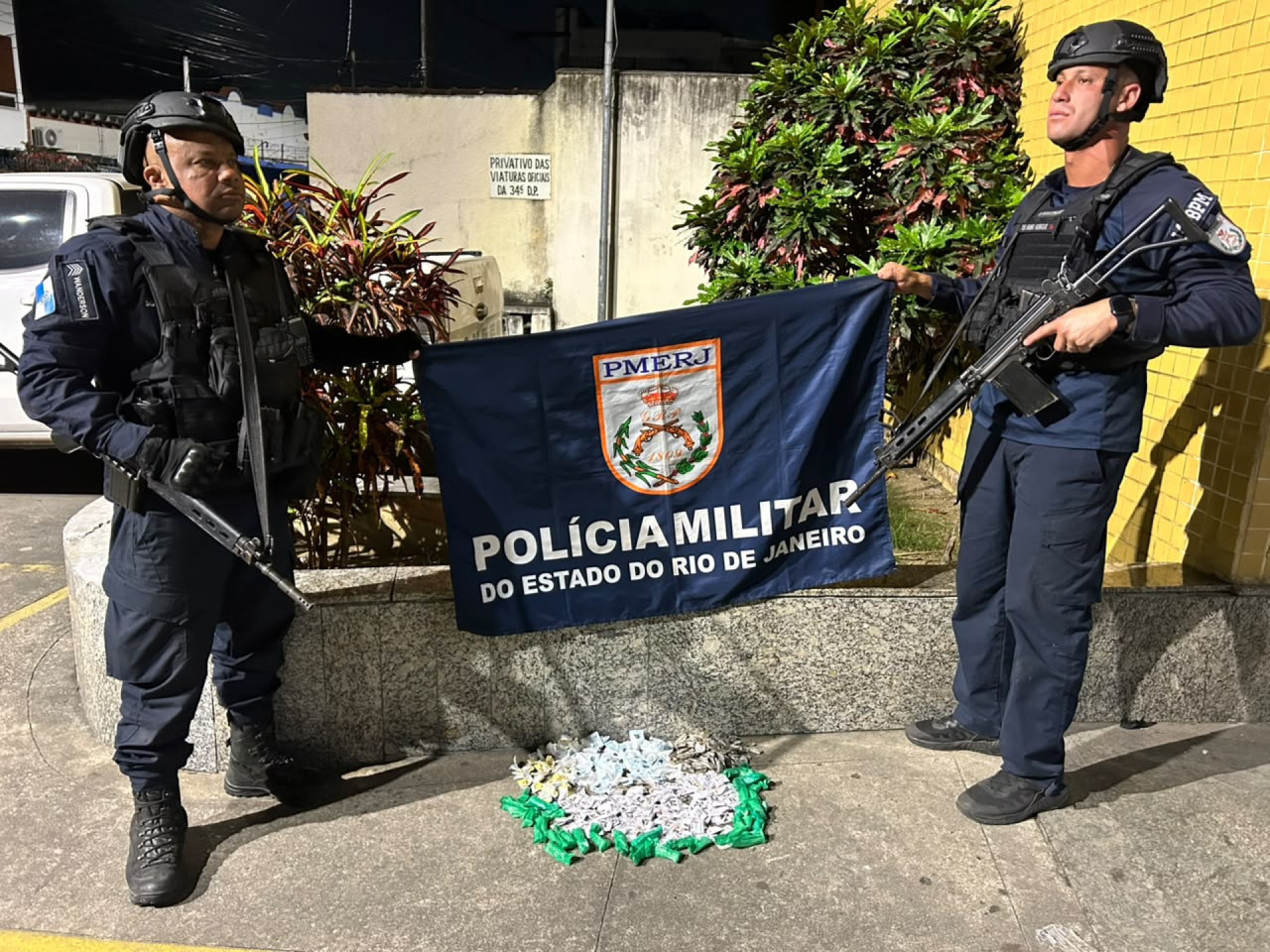 Drogas foram apreendidas durante opera&ccedil;&atilde;o na Vila Kennedy - Reprodu&ccedil;&atilde;o / Redes Sociais