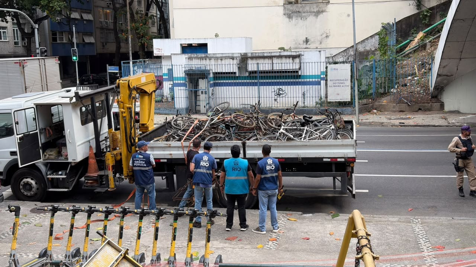 Estruturas ocupavam a escadaria na altura do T&uacute;nel S&aacute; Freire Alvim e comprometiam a circula&ccedil;&atilde;o segura de pedestres
