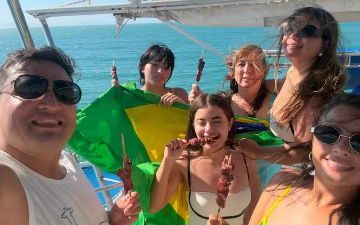 Parente de colombianas mortas em queda de helicóptero faz homenagem para as familiares