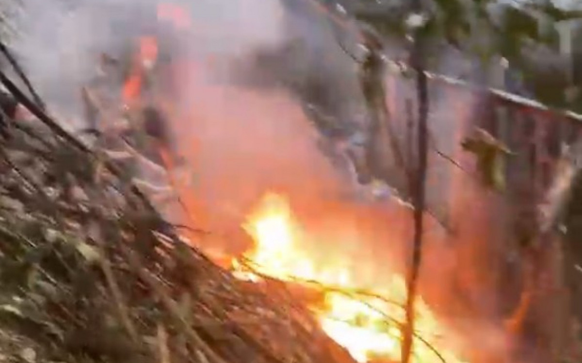 Queda de helicóptero causou incêndio em área de mata na região da Vista Chinesa