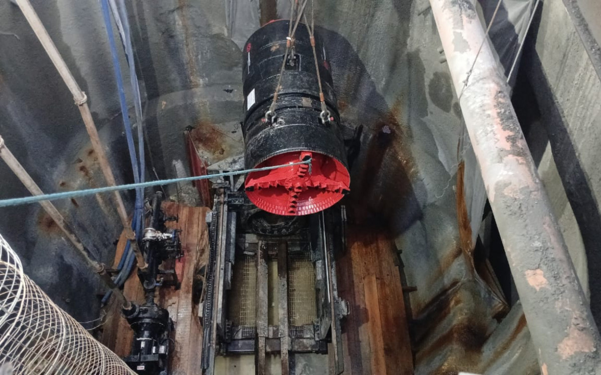 Equipamento conhecido como "tatuzinho" &eacute; utilizado nas obras de saneamento do Complexo da Mar&eacute; para perfurar o solo e instalar tubula&ccedil;&otilde;es sem a necessidade de abrir valas nas ruas - Divulga&ccedil;&atilde;o/&Aacute;guas do Rio