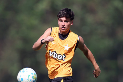 Técnico do Botafogo 'puxa orelha' de meia: 'Tem que fazer mais gols'