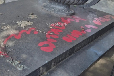 'Ditadura nunca mais': Túmulo de Médici é vandalizado em Botafogo