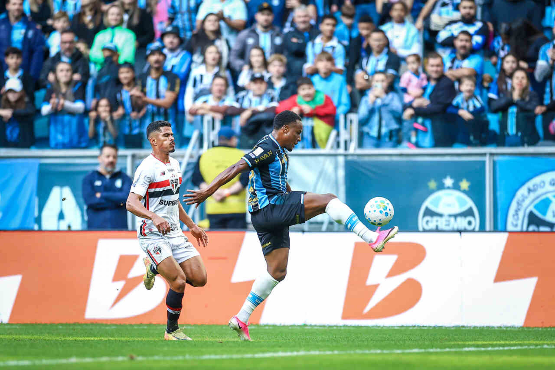 Gr&ecirc;mio vira sobre o S&atilde;o Paulo e sai do Z4 do Campeonato Brasileiro