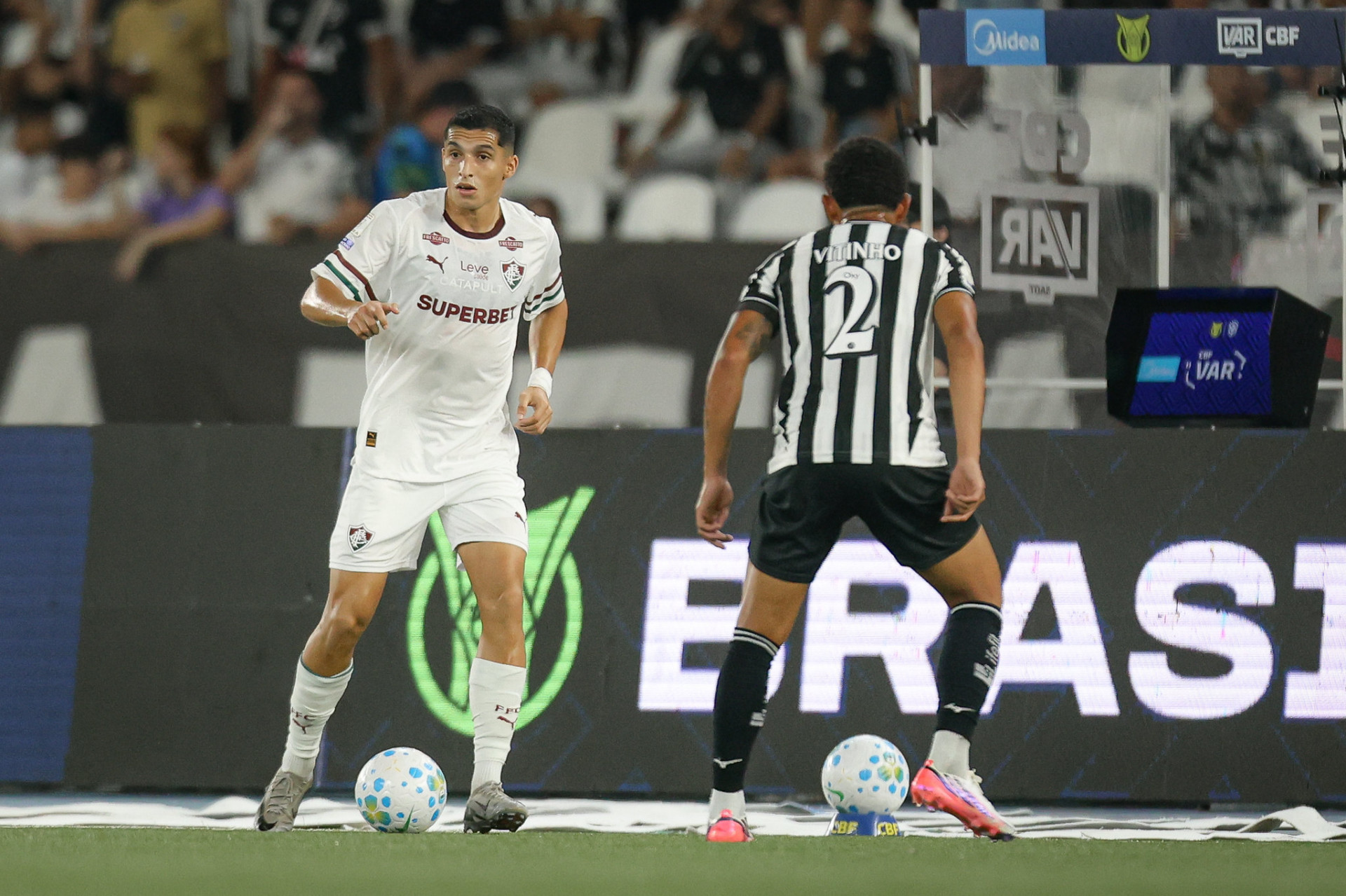 Serna domina a bola no clássico - Marcelo Gonçalves / Fluminense