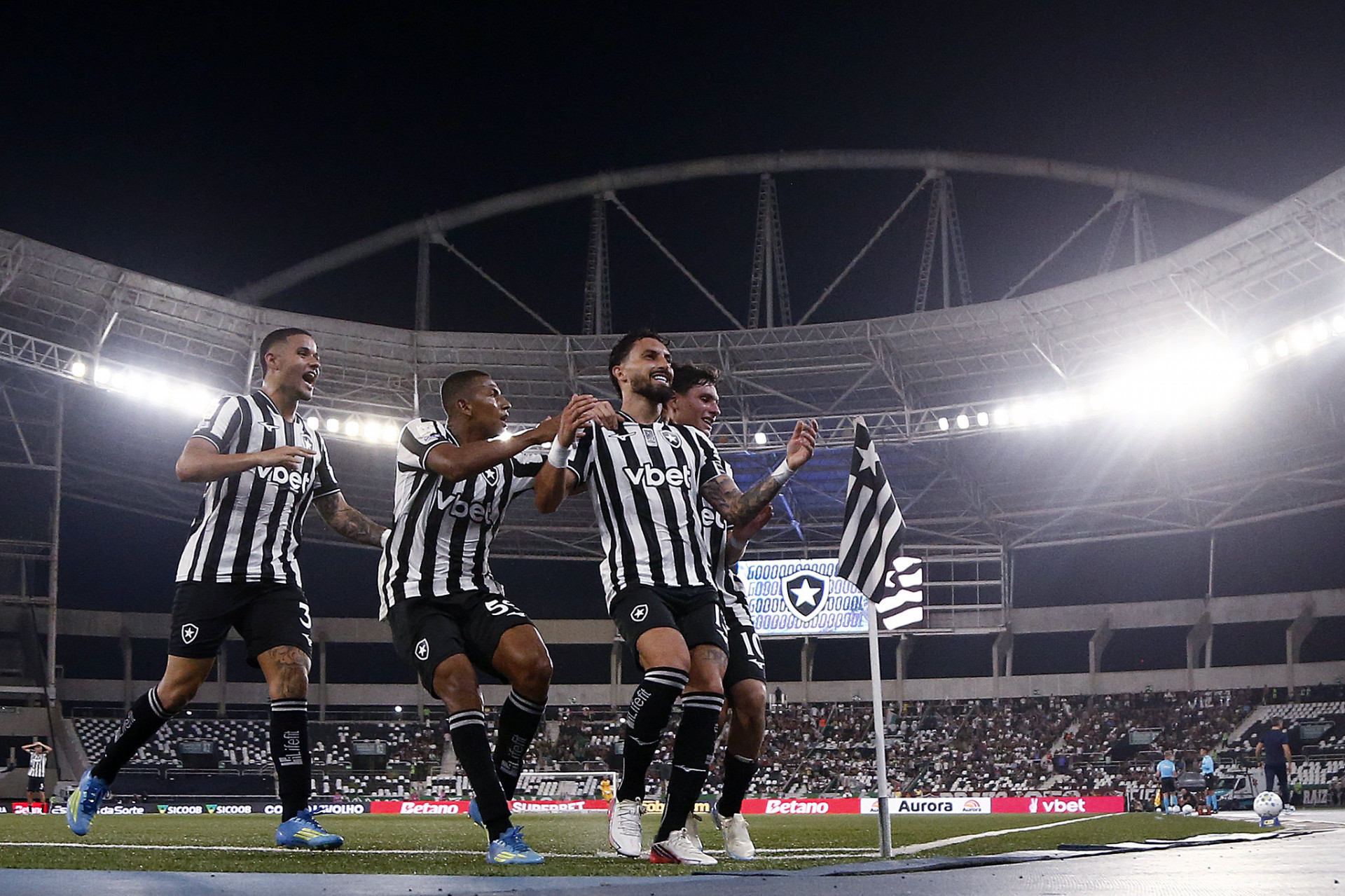 Jogadores comemoram gol de Alex Telles - Vítor Silva / Botafogo