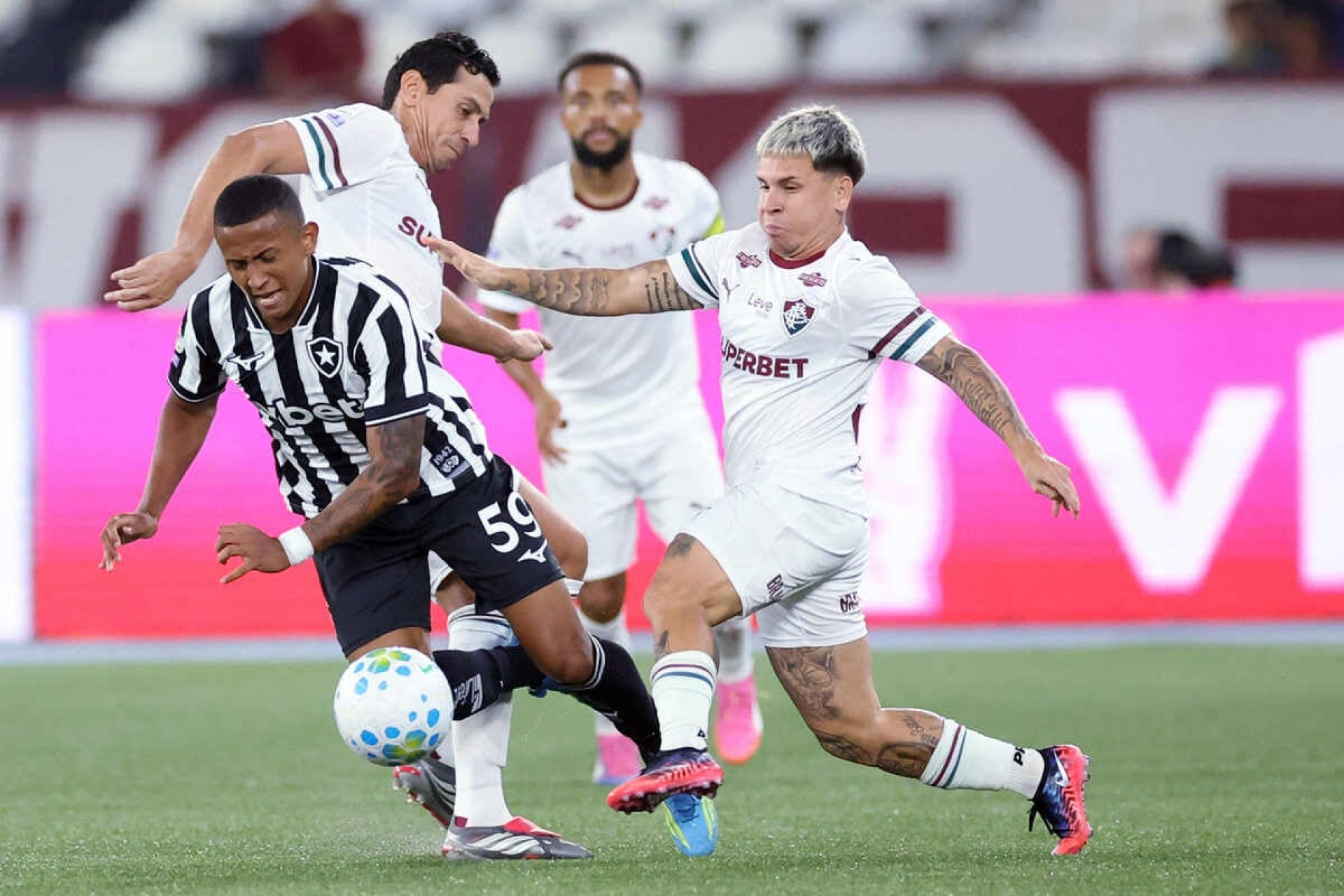 Botafogo e Fluminense fazem cl&aacute;ssico animado, mas ficam no empate