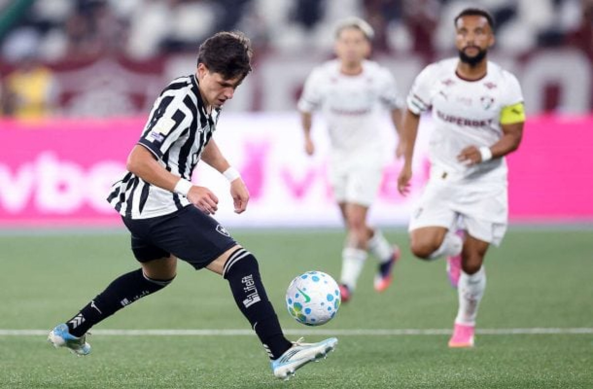Atua&ccedil;&otilde;es do Botafogo contra o Fluminense: Montoro e Telles sobram