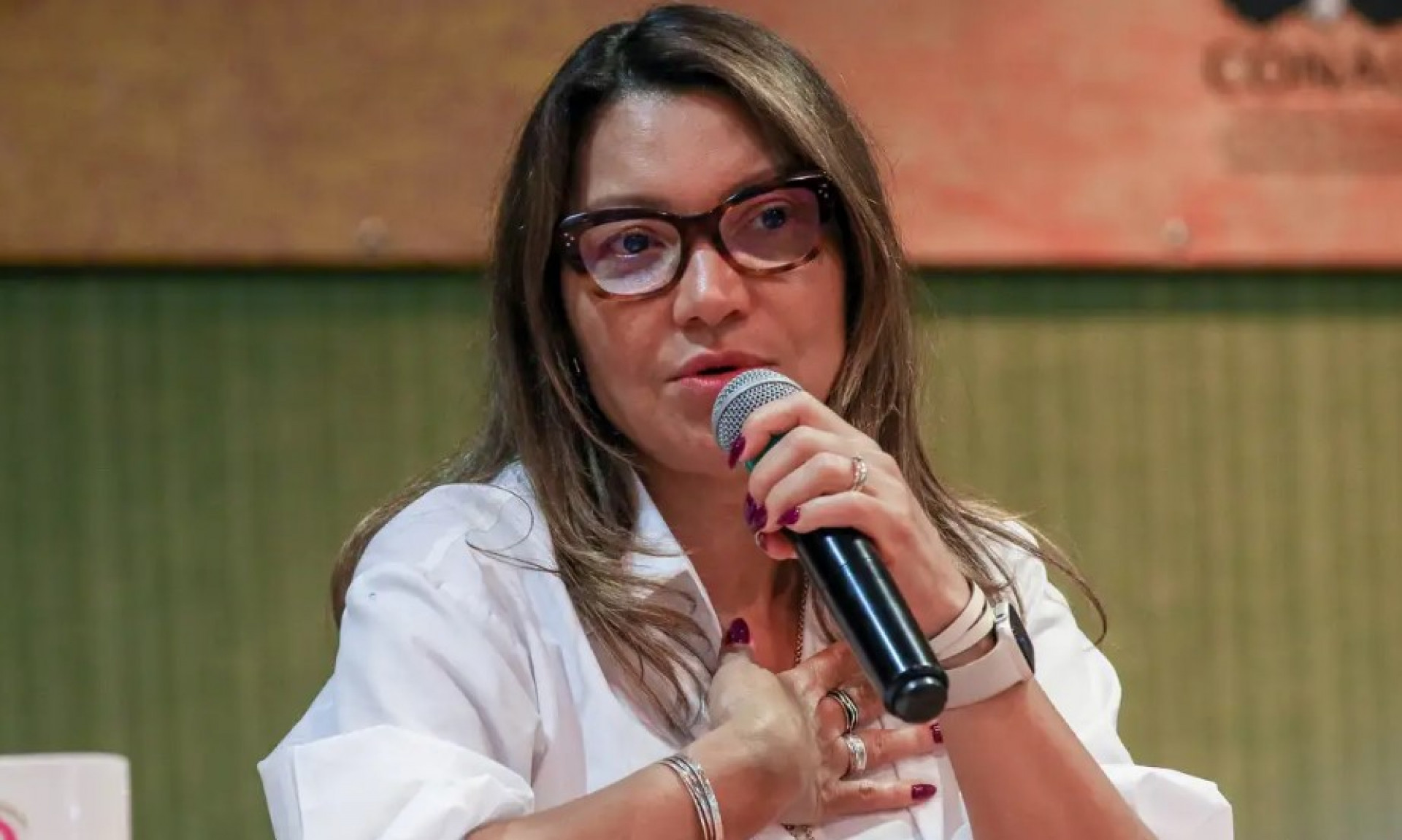 Em nota lida ao vivo na TV, Janja repudia declarações de Renan Santos