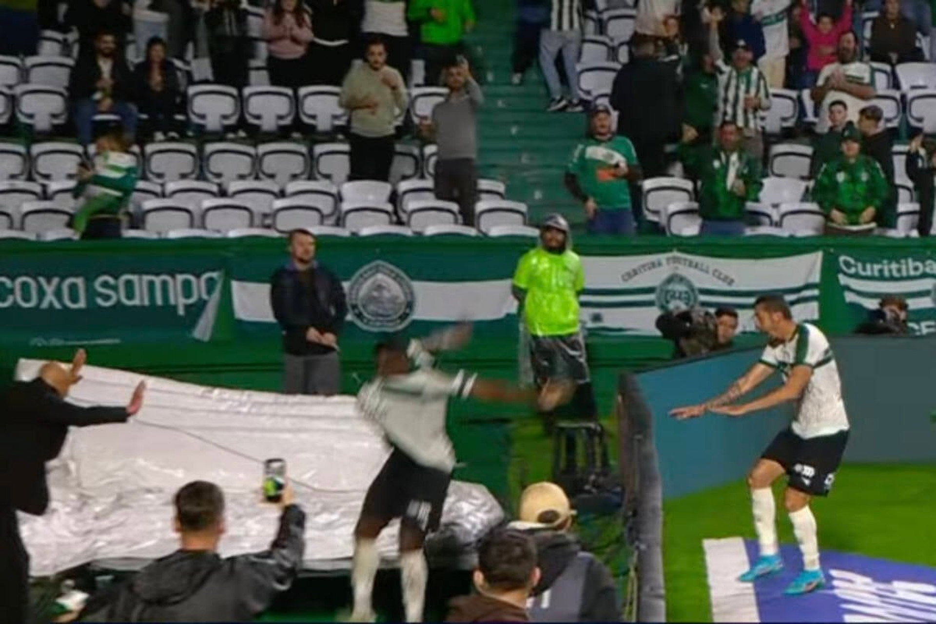 Coritiba vence  a Chapecoense em jogos com les&otilde;es e lance inusitado