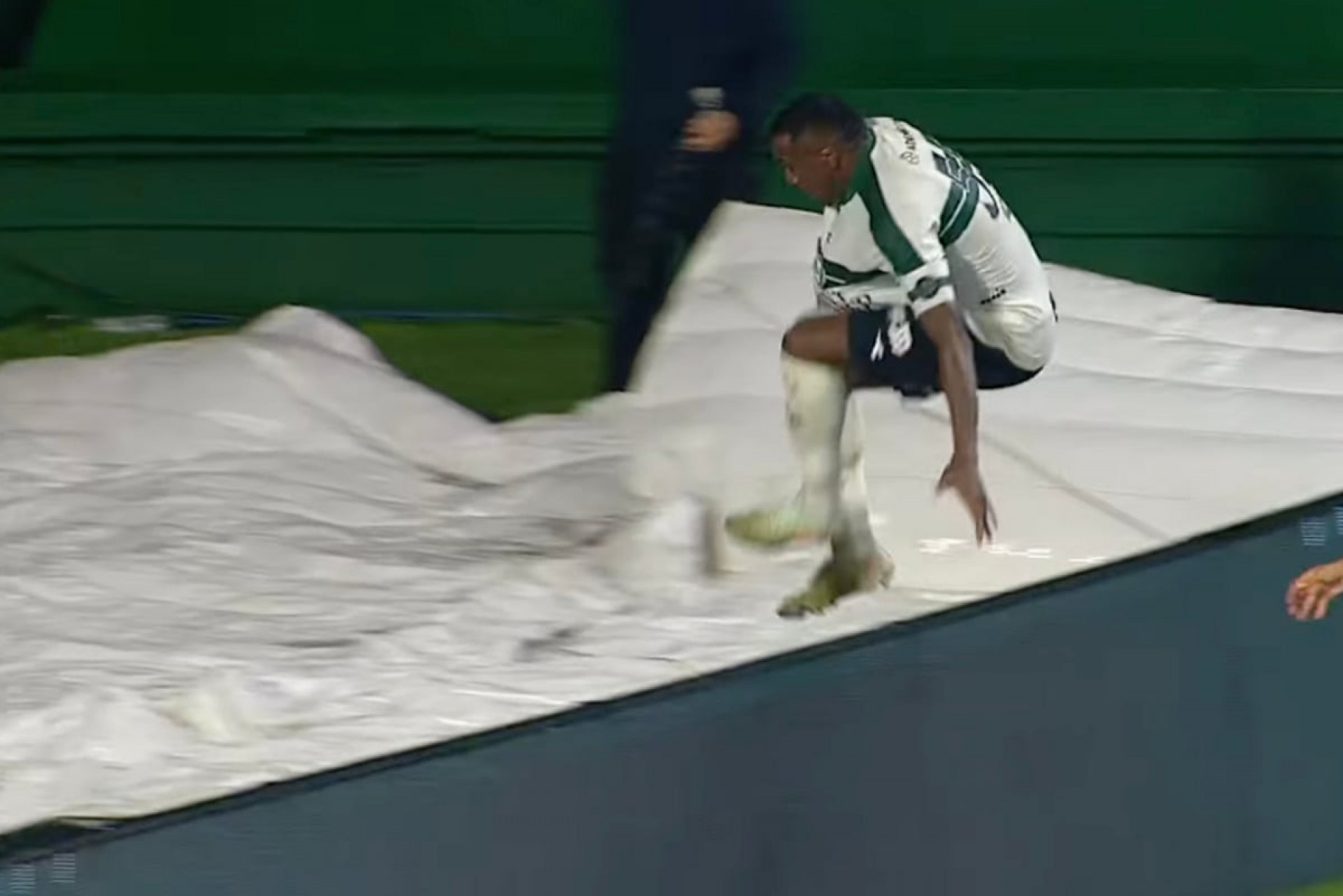 Jacy faz gol para o Coxa, cai em buraco e ainda tem o lance anulado pelo VAR
