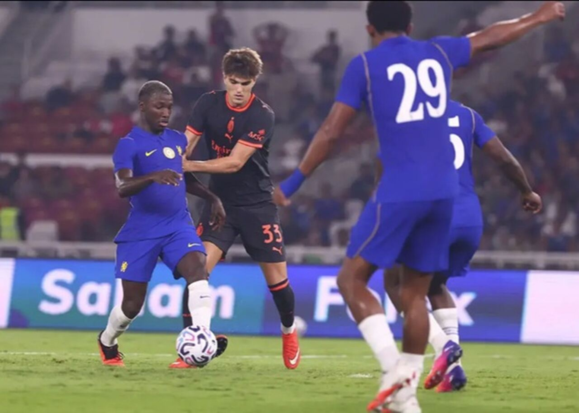 Jo&atilde;o Pedro protagoniza, e Chelsea vence o Milan na Indon&eacute;sia