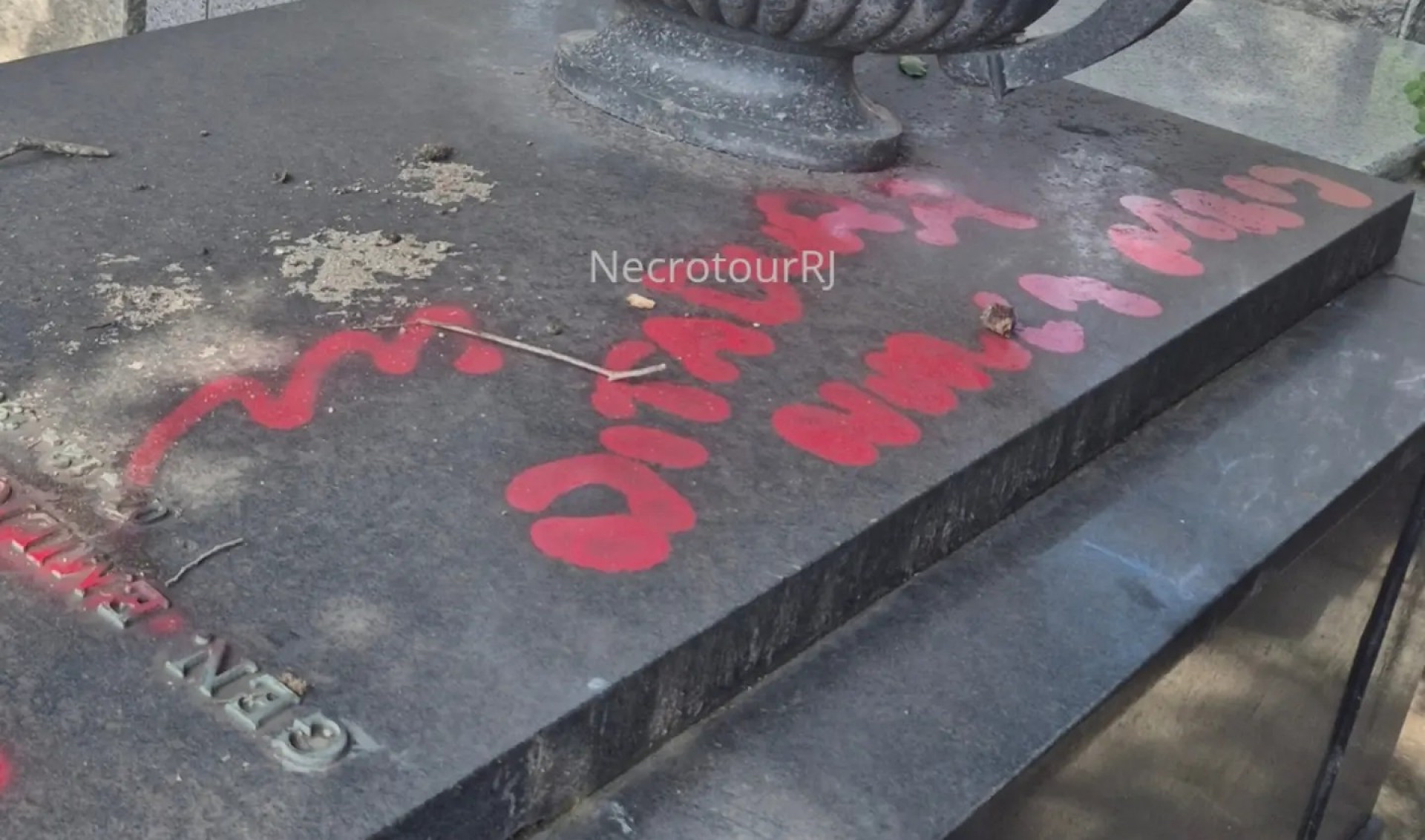 Túmulo do ex-presidente Médici foi vandalizado - Reprodução / Necrotour RJ